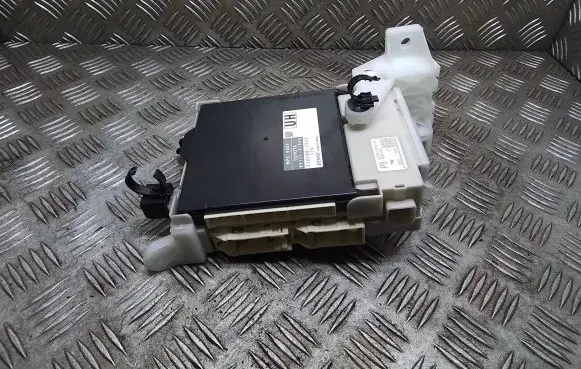 Toyota Prius+ (ZVW40) Fuse module 8922147540 8273047540 2381002840