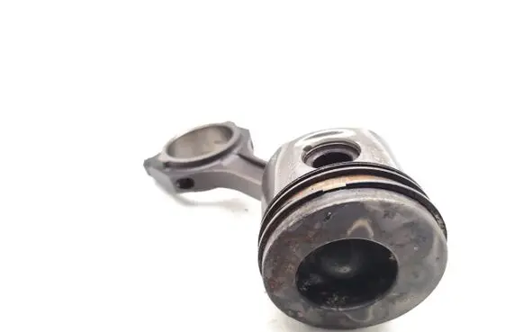 Ford Focus Piston with connecting rod KKDA