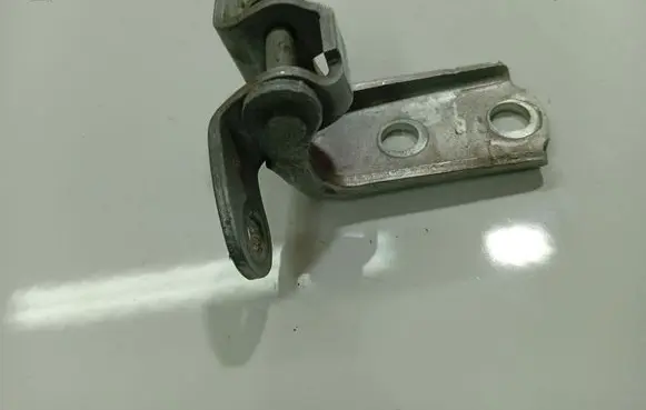 Toyota Avensis T250 Rear door lower hinge 