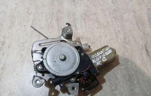 Nissan Tiida C11 Front door window regulator motor GF30