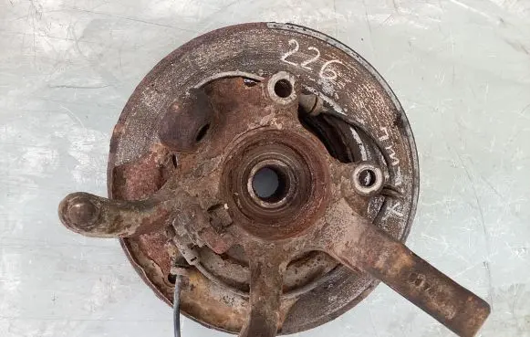 Nissan X-Trail T30 Front wheel hub