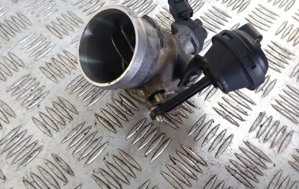 Volkswagen II LT Throttle body valve 0281002177