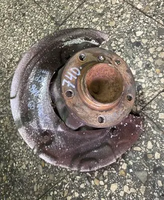 BMW 1 E81 E87 Front wheel hub