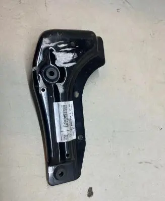 BMW 4 G22 G23 G24 G26 Radiator mount bracket 7422299