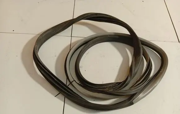 Opel Astra H Rubber seal front coupe door 