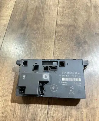 Mercedes-Benz E W211 Door control unit/module 2118707026 00401702
