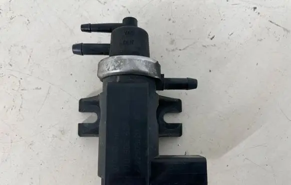 Volkswagen Touareg I Turbo solenoid valve 1J0906627