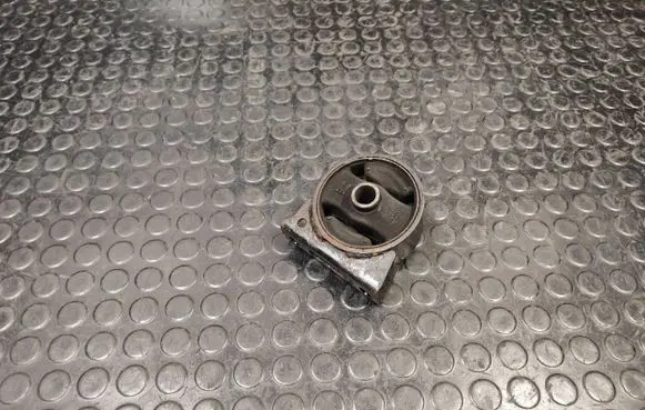 Peugeot 4007 Engine mount bracket
