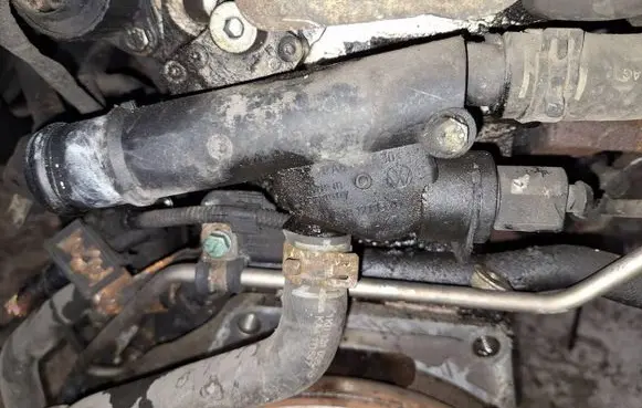 Volkswagen PASSAT B6 Engine coolant pipe/hose 038121132d