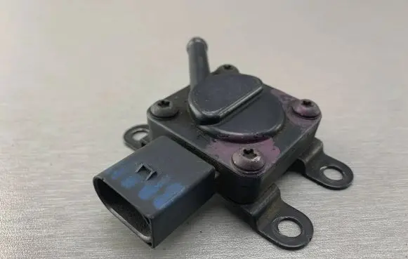 BMW 5 F10 F11 Exhaust gas pressure sensor 13627808013 7808013