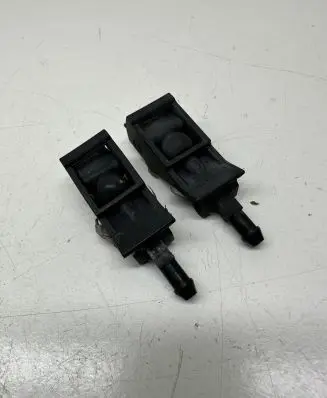 Volkswagen Golf IV Windshield washer spray nozzle 8E0955985