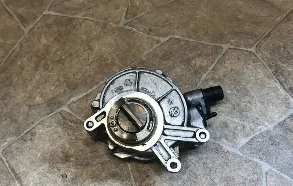 BMW 7 F01 F02 F03 F04 Vacuum pump 8605976