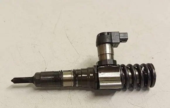 Volkswagen PASSAT B6 Fuel injector 073D 03G130