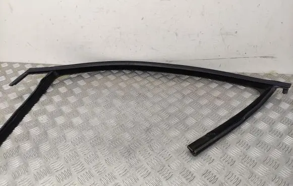 Seat Leon (5F) Front door glass trim molding 5F4837431