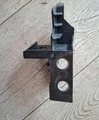 Headlight/headlamp mounting bracket
