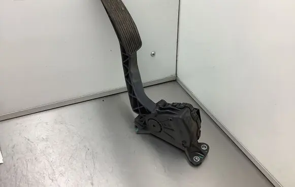 Chrysler 300 - 300C Accelerator throttle pedal 04861681AA 6PV93390000