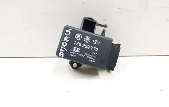 Skoda Octavia Mk2 (1Z) Seat heating relay 1Z0959772