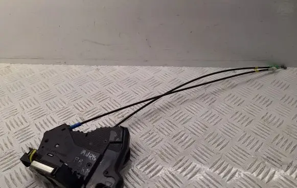 Toyota Auris 150 Front door lock 6904002210 A046693