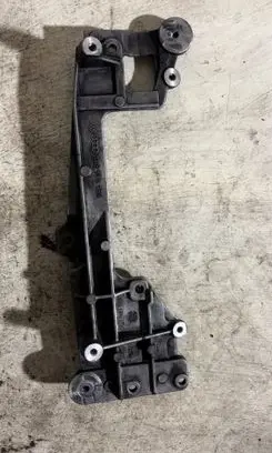 Volkswagen Touran I Engine mounting bracket 03G131159