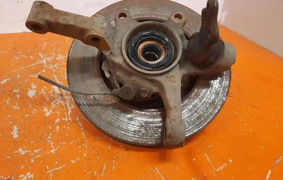 Nissan Pathfinder R50 Front wheel hub spindle knuckle