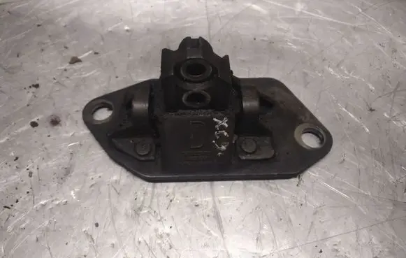 Volvo XC90 Engine mount bracket