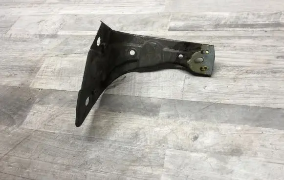 Volkswagen PASSAT B7 Fender mounting bracket