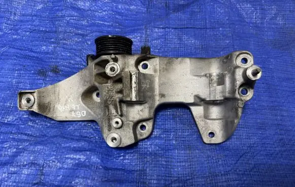 DS Automobiles 7 Crossback Generator/alternator bracket 9833032280