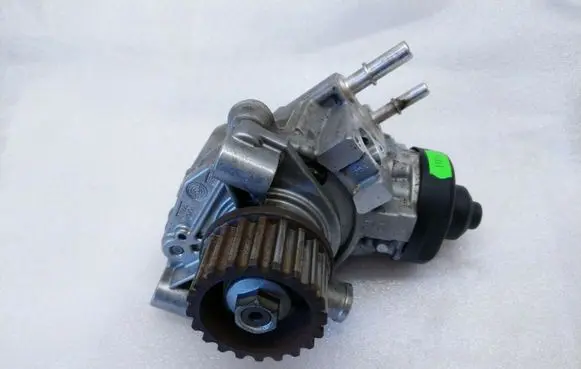 Dacia Sandero Fuel injection high pressure pump H8201434847