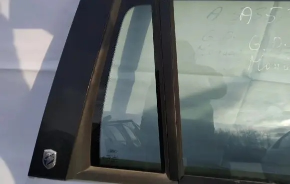 Ford Mondeo Mk III Rear vent window glass 