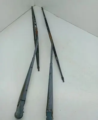 Ford Explorer Front wiper blade arm