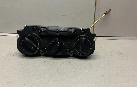 Volkswagen PASSAT B6 Climate control unit