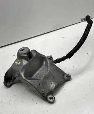 Engine mounting bracket