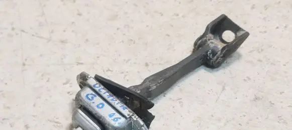 Skoda Octavia Mk2 (1Z) Rear door check strap stopper 1Z0839249