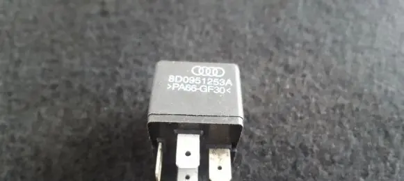 Volkswagen PASSAT B5.5 Other relay 8D0951253A 373