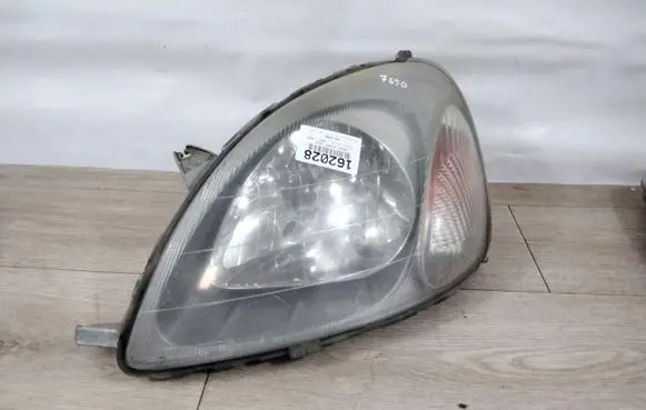 Toyota Avensis T220 Headlight/headlamp