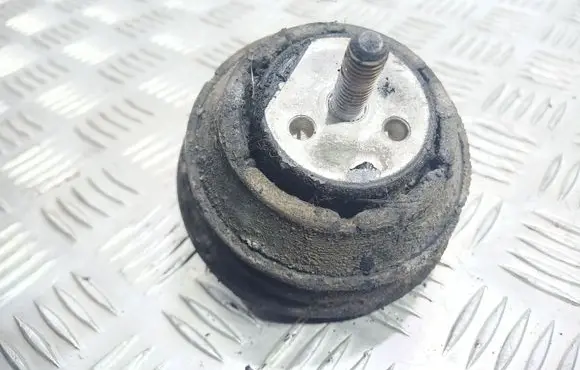 BMW 5 E34 Engine mount bracket