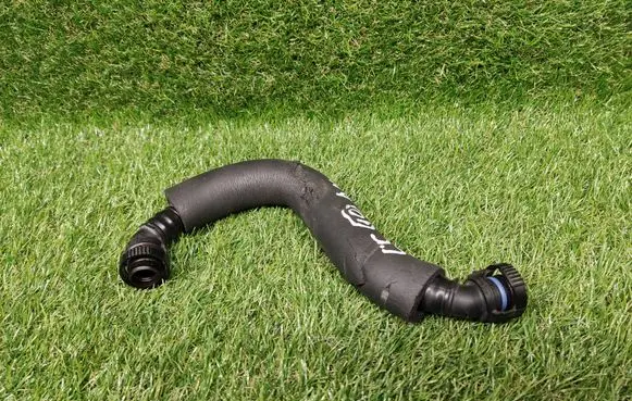 Volkswagen PASSAT CC Breather/breather pipe/hose 06J103221A