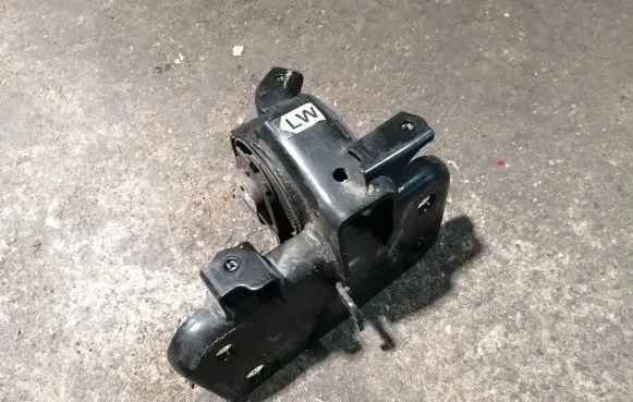 Toyota Verso Engine mount bracket