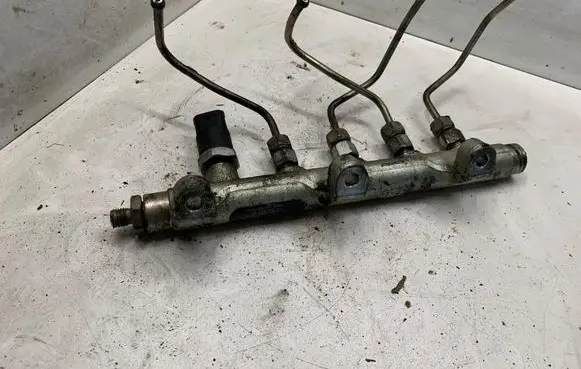 Renault Espace III Fuel main line pipe 8200010077
