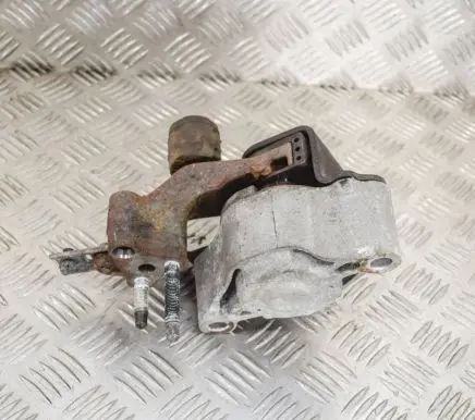 Toyota Prius (XW20) Engine mount bracket