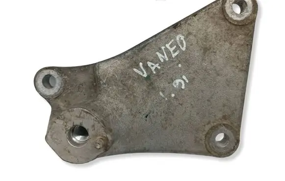 Mercedes-Benz Vaneo W414 Engine mounting bracket A6682230104 6682230104