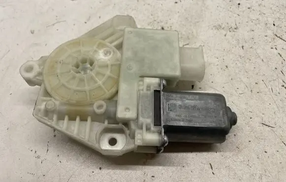 BMW X3 G01 Front door window regulator motor 7455082