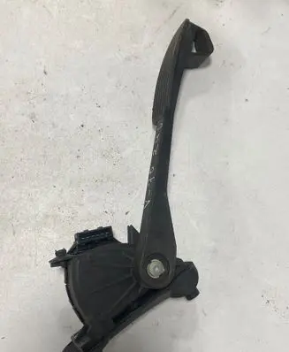 Accelerator throttle pedal