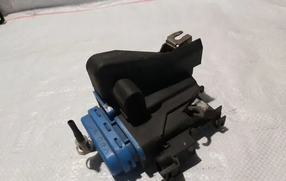 Audi A4 S4 B5 8D Rear door lock 4D0839016A