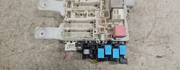 Toyota RAV 4 (XA30) Fuse module 8273042010 7A300131