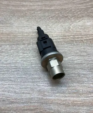 Volkswagen PASSAT B5 Air conditioning (A/C) pressure sensor 1J0973703