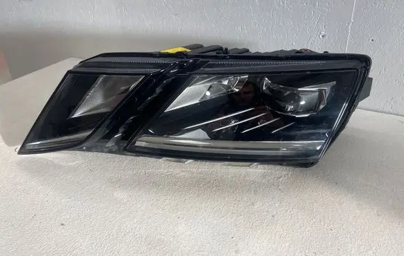 Skoda Octavia Mk3 (5E) Headlight/headlamp 5E1941015D 030110423100 LE15A6369