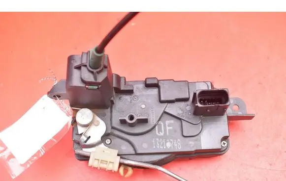Opel Zafira B Front door lock 13210746QF