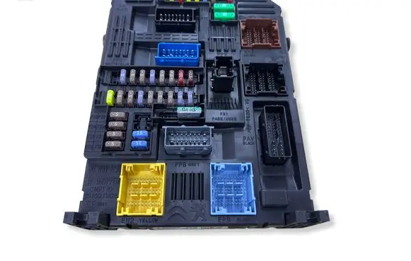 Peugeot 308 Fuse module 9830790580 1371940516 28625142