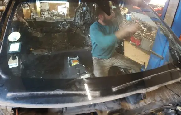 Infiniti FX Front windscreen/windshield window 